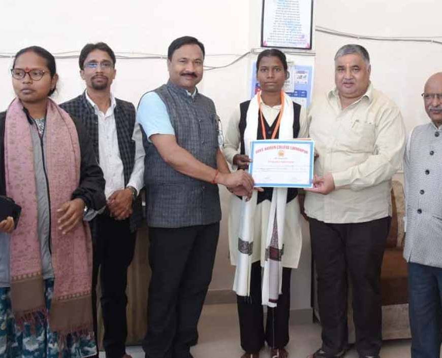 राज्य स्तर पर चमकी छात्रा सुधा सिंह: हैमर थ्रो में तीसरा स्थान, पर्यटन मंत्री राजेश अग्रवाल ने किया सम्मान