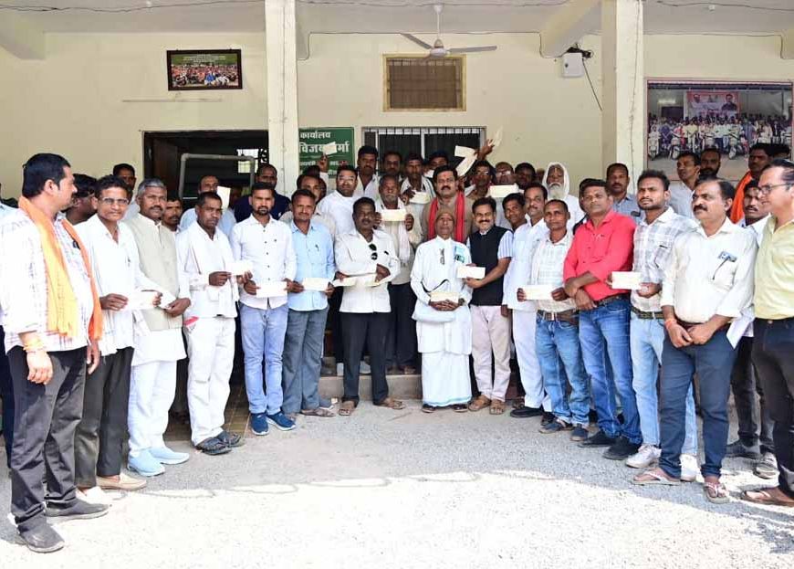 उपमुख्यमंत्री ने कबीर कुटियों को वाद्ययंत्रों के लिए 4.25 लाख रूपए का किया वितरण