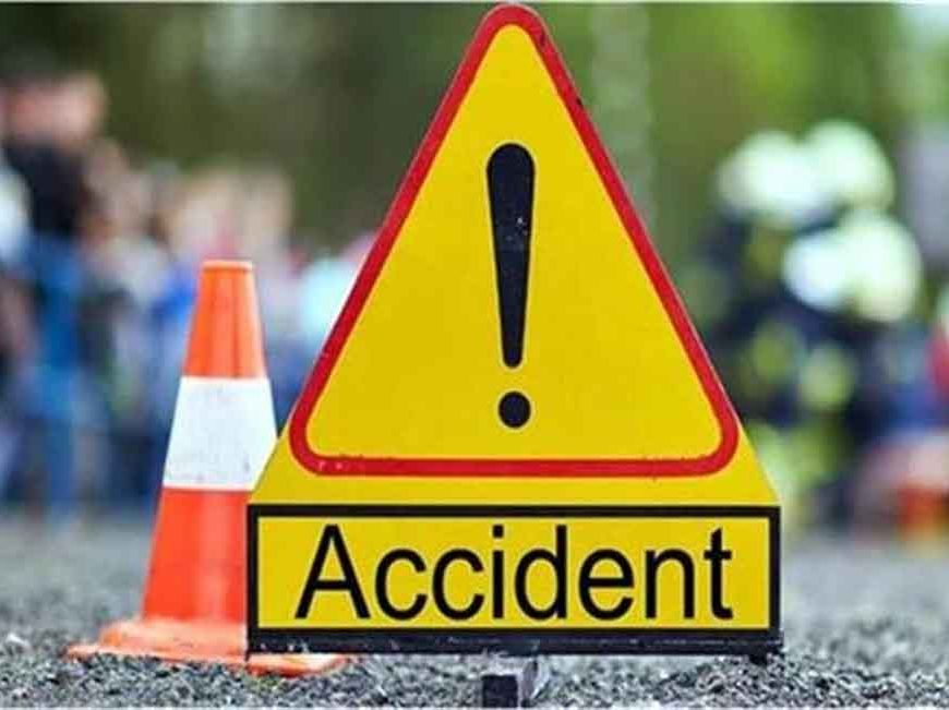 स्कूल बस को ओवरटेक करना पड़ा भारी, नहर में गिरी बाइक; मौके पर मचा हड़कंप