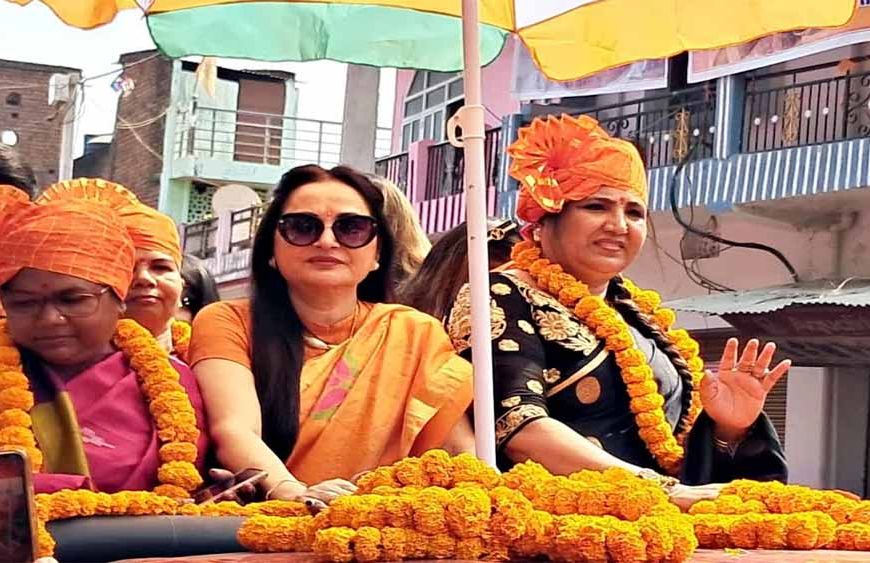 पलामू में बॉलीवुड अभिनेत्री जया प्रदा का रोड शो, अरुणा शंकर के समर्थन में मांगा वोट