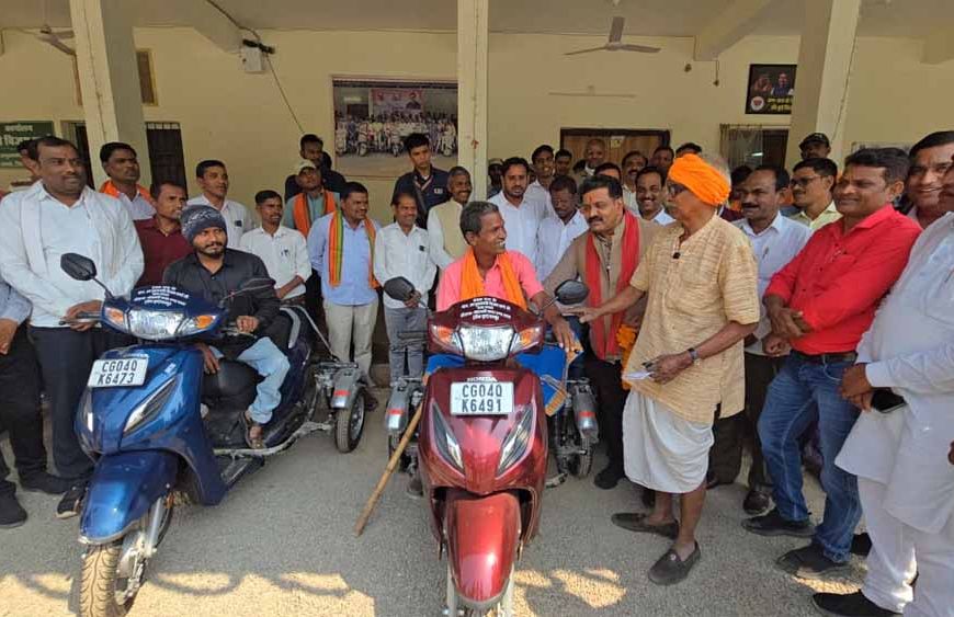 उपमुख्यमंत्री  विजय शर्मा की तत्परता से दो दिव्यांगों को मिली स्कूटी