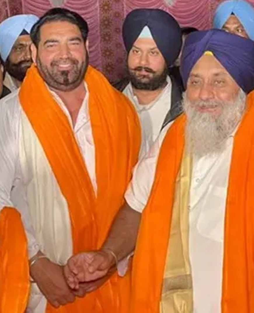 गायक केएस मक्खन की शिअद में एंट्री, सुखबीर बादल ने दिलाई सदस्यता