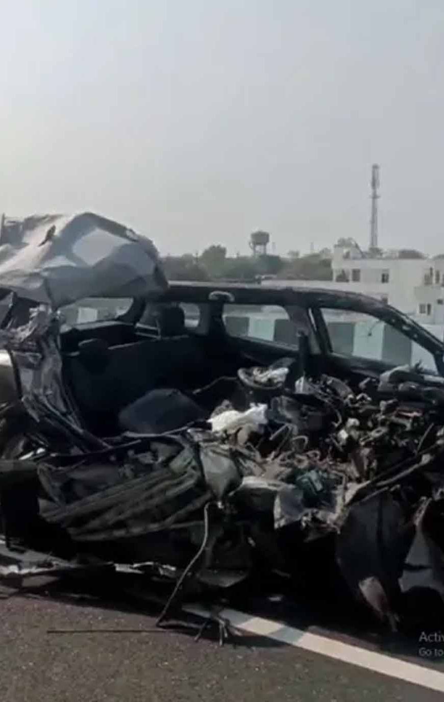 उज्जैन से लौट रही कार ट्रक में घुसी, चार की मौके पर मौत