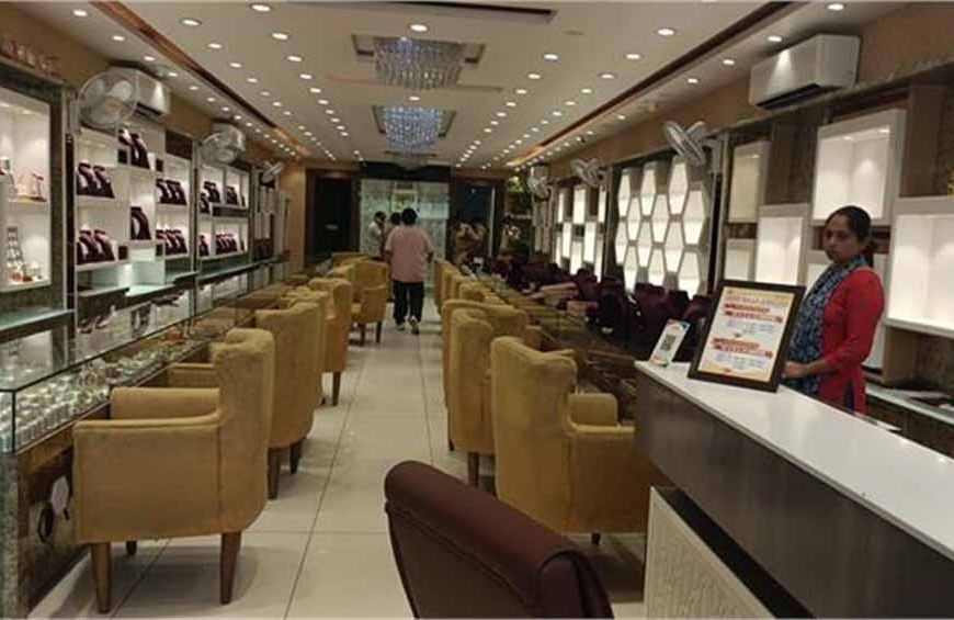 ग्राहक बनकर आए लुटेरे, दिनदहाड़े ज्वैलरी शॉप से लाखों के गहनों पर किया हाथ साफ