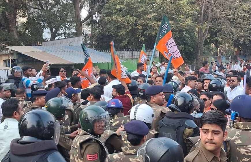 MP में सियासी घमासान: पुतला दहन के बाद भाजपा-कांग्रेस कार्यकर्ता आमने-सामने, थाने का घेराव