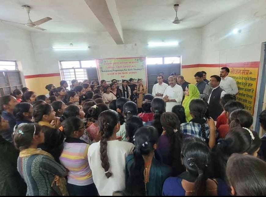 कच्ची रोटियां देख भड़के केंद्रीय मंत्री खटीक, बोले– अपनी बेटी समझकर खिलाओ खाना