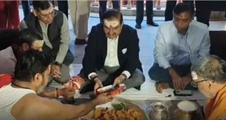 गौतम अडानी ने बाबाधाम मंदिर में टेका माथा, भोलेनाथ का लिया आशीर्वाद