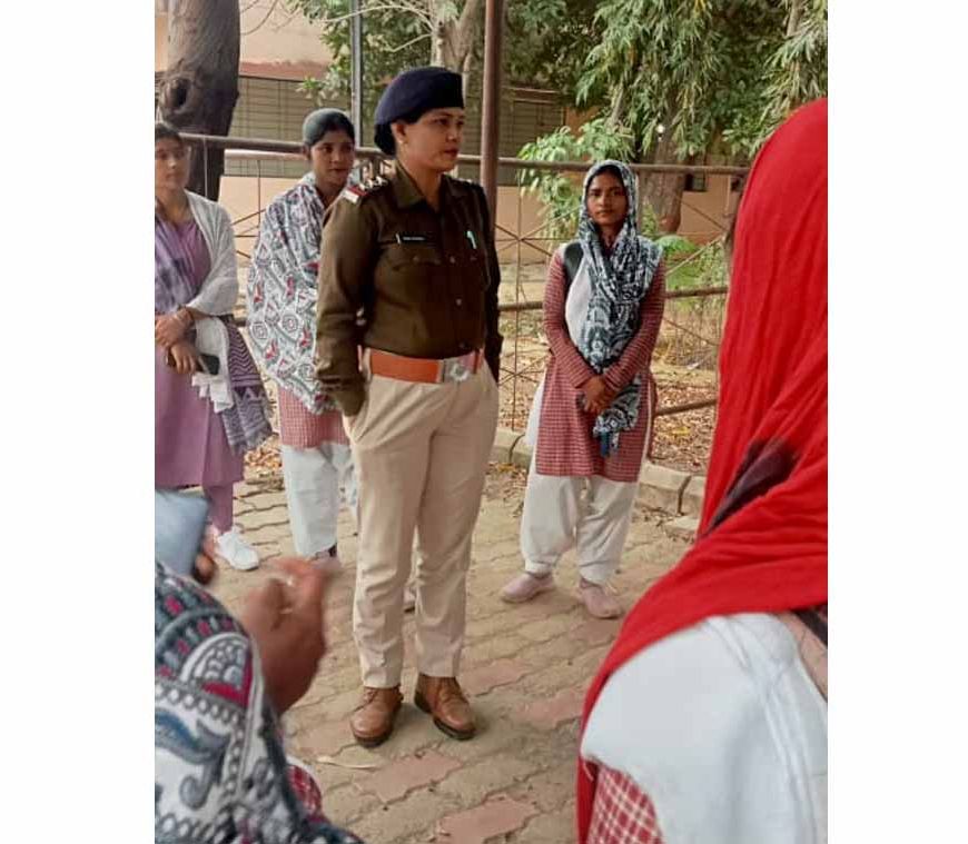 इंदिरा कॉलेज में चला ‘अभिमन्यु/सृजन/सम्मान’ अभियान, बालिकाओं को किया जागरूक