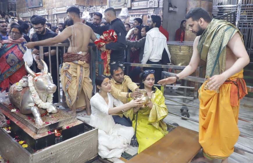 अभिनत्री मेधा शंकर बाबा महाकाल के दर्शन, दो घंटे तक की शिव आराधना