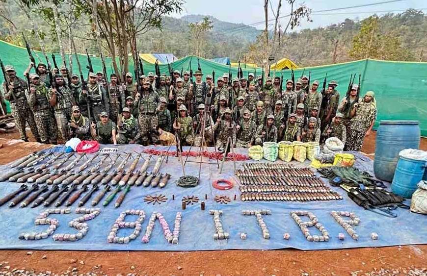 सुरक्षाबलों की बड़ी कार्रवाई, नक्सली डंप से भारी मात्रा में हथियार बरामद