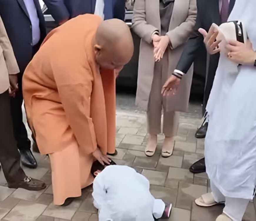 जापान में भारतीय संस्कृति की झलक, बच्चे ने पैर छूकर लिया CM योगी का आशीर्वाद
