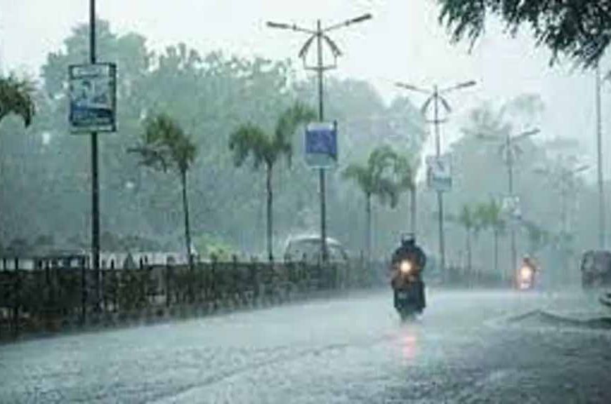 झारखंड में मौसम ने बदला मिज़ाज: बारिश और तेज हवाओं से गिरा तापमान, स्वेटर में नजर आए लोग