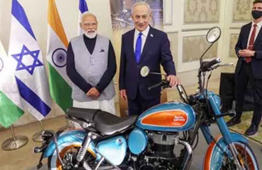 इजराइल में भारत की दमदार बाइक की एंट्री, PM मोदी और बेंजामिन नेतन्याहू ने साथ खिंचवाई तस्वीर