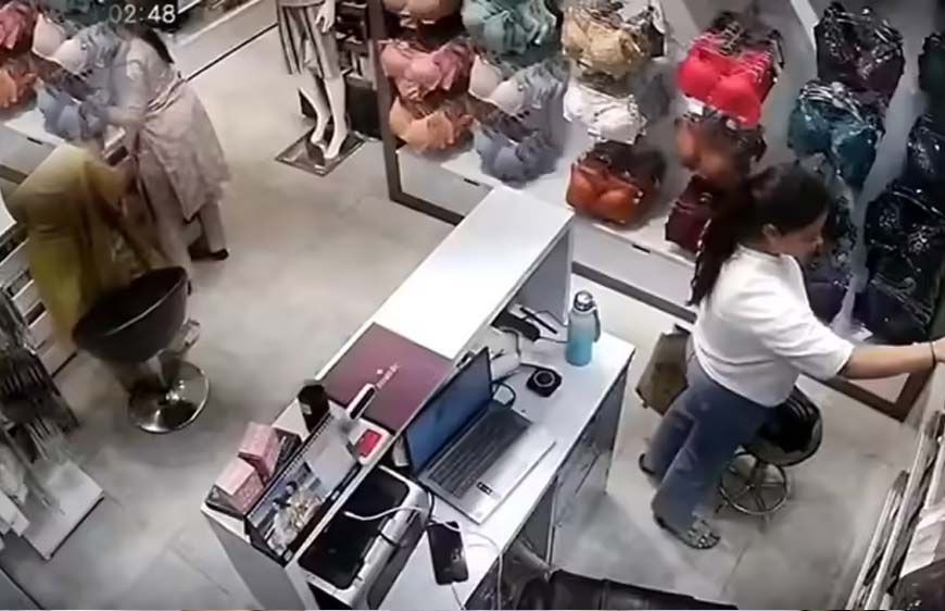 वाराणसी में महिला ने कपड़ा शोरूम से 10 हजार के लेडीज अंडरगारमेंट्स चोरी किए, दुकानदार ने CCTV पुलिस को सौंपा