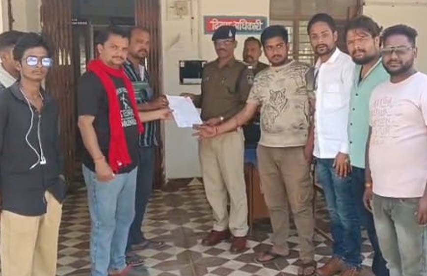 गाय को कुल्हाड़ी से मार घायल करने पर गुस्साए बजरंग दल वाले थाने मै की शिकायत