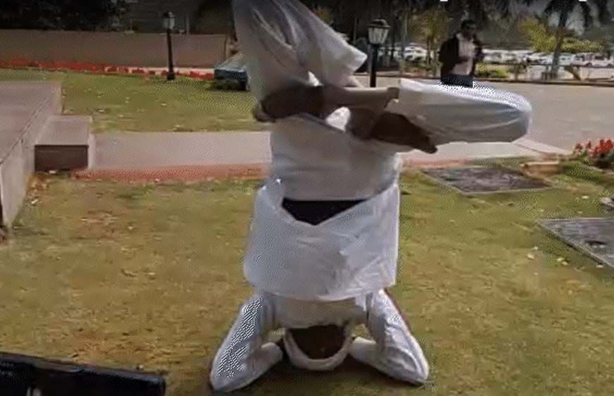 कांग्रेस विधायक ने विधानसभा में किया शीर्षासन, हर्ष फायरिंग पर FIR को लेकर जताया विरोध, सदन से वॉकआउट