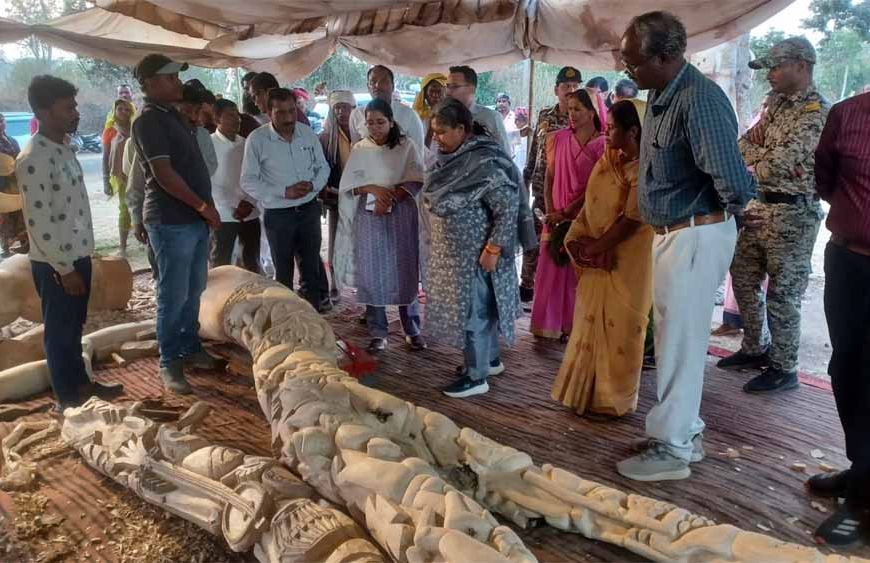 बीजापुरी नंबर-1 में काष्ठ शिल्पियों के कार्यों का शहडोल संभाग की कमिश्नर ने लिया जायजा