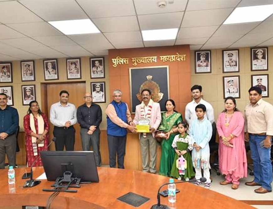 पुलिस मुख्यालय परिवार द्वारा चार सेवानिवृत्‍त कर्मचारियों को भावभीनी विदाई