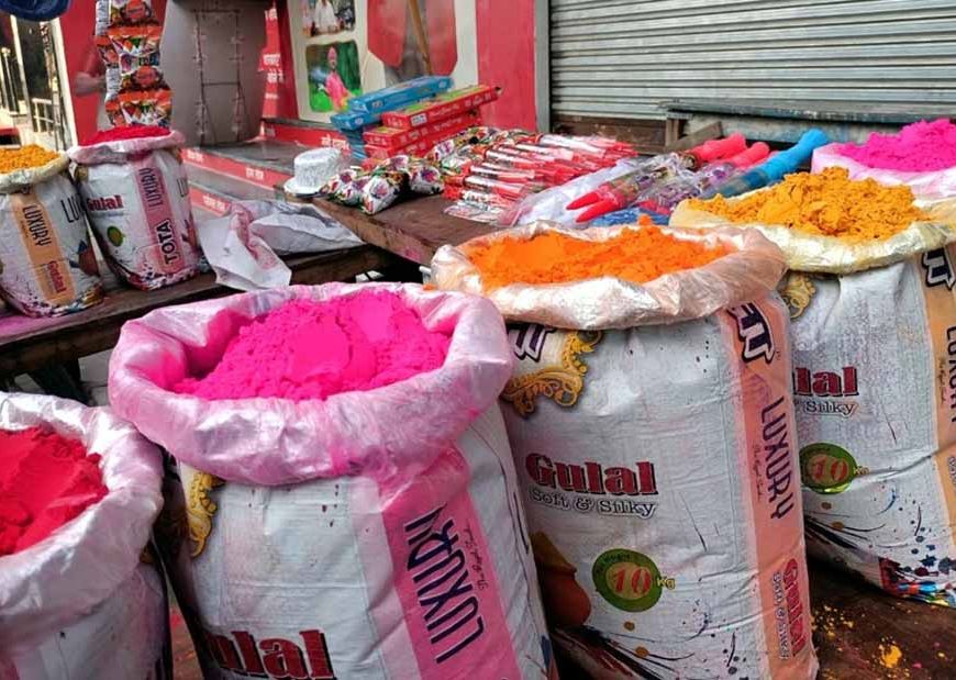 होली की मस्ती में सराबोर रांची, पिचकारी से लेकर हर्बल गुलाल तक रंग-बिरंगे बाजारों की रौनक