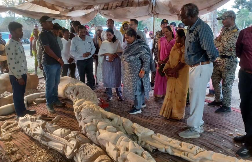 बीजापुरी नंबर-1 में काष्ठ शिल्पियों के कार्यों का शहडोल संभाग की कमिश्नर ने लिया जायजा