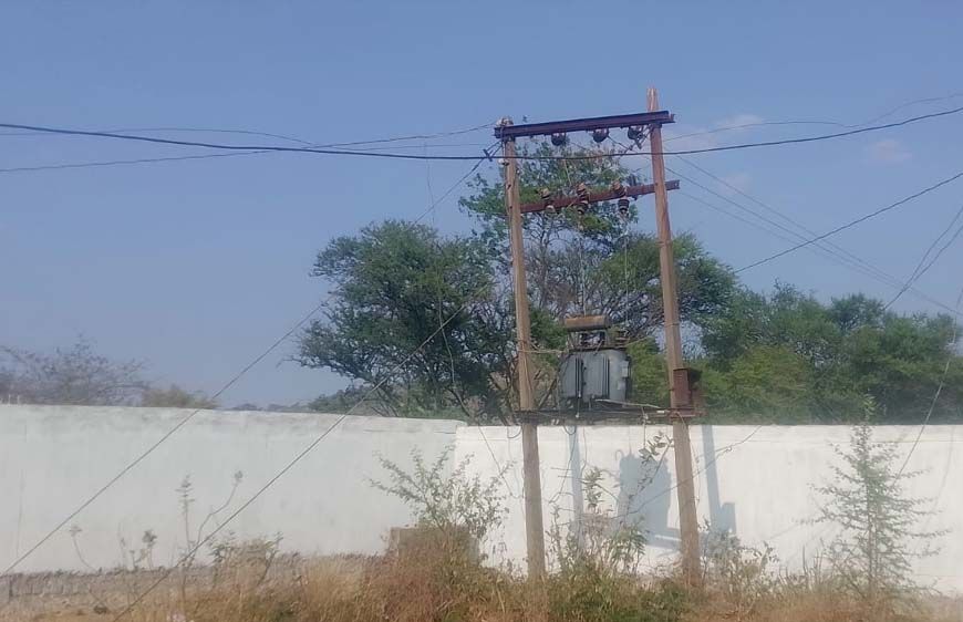 लटकते तारों और जर्जर बाउंड्री के बीच पढ़ाई को मजबूर नन्हे कदम