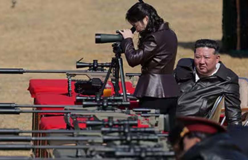 किम जोंग उन ने अधिकारियों को दीं स्नाइपर राइफल, बेटी को देखा निशाना लगाते हुए