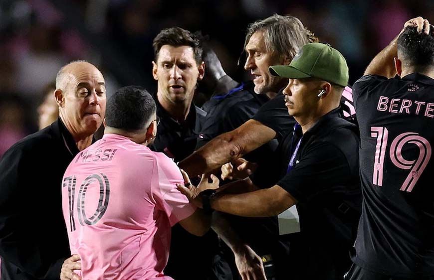 शर्टलेस फैन ने मचाई अफरा-तफरी, पिच पर गिर पड़े लियोनेल मेसी