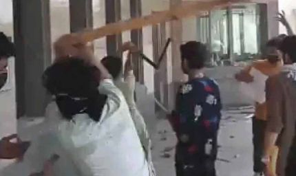 खामेनेई की मौत से पाकिस्तान में बवाल: कराची में अमेरिकी दूतावास के पास हिंसक प्रदर्शन, कई घायल