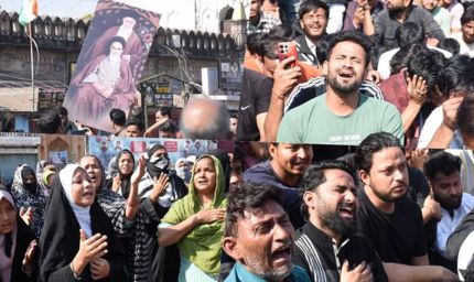 खामेनेई की हत्या की खबर से शिया समुदाय में शोक, लखनऊ की सड़कों पर उमड़ा जनसैलाब