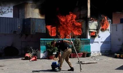 खामेनेई की मौत की खबर पर भड़के पाकिस्तानी, दूतावास के बाहर हंगामा; अमेरिकी सैनिकों की फायरिंग में 8 ढेर