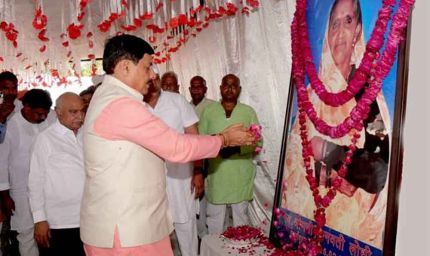 मुख्यमंत्री डॉ. यादव ने जलालपुर पहुँचकर विधायक लोधी की माताजी के निधन पर शोक संवेदनाएं व्यक्त कीं