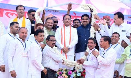 मुख्यमंत्री  विष्णु देव साय कबीर मठ आश्रम में आयोजित अखिल भारतीय सद्गुरु कबीर संत सम्मेलन में हुए शामिल