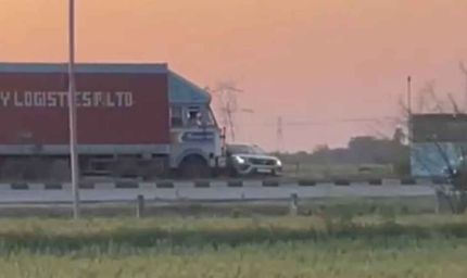 ग्वालियर में भीषण सड़क हादसा: ट्रक ने कार को मारी टक्कर, 1 किमी तक घसीटा