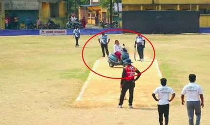 क्रिकेट की भीड़ में फंसी पति की कार, गुस्से में स्कूटी लेकर पिच तक पहुंची महिला
