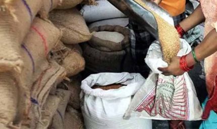 गरीबों के राशन में गड़बड़ी पर प्रशासन सख्त, दो संचालकों को हटाया