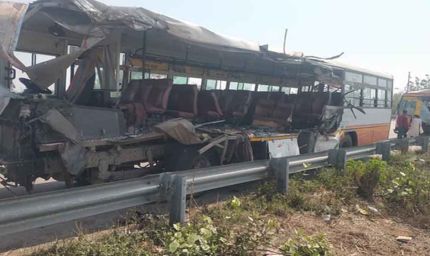 यूपी में दर्दनाक हादसा: उन्नाव एक्सप्रेसवे पर खड़े ट्रक से टकराई बस, 3 की मौत, 31 घायल