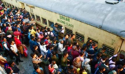 सीट कन्फर्म नहीं, बढ़ी बेबसी! रेलवे स्टेशन पर यात्रियों का सैलाब, जनरल डिब्बों की ओर मची भगदड़