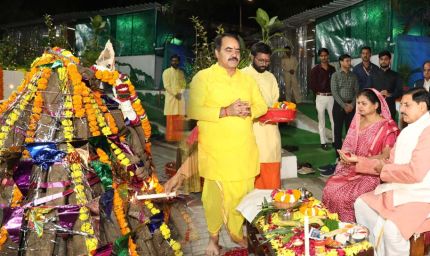 मुख्यमंत्री निवास पर हुआ भव्य होलिका दहन, गौ-काष्ठ का हुआ उपयोग