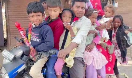 9 सवारियां, 1 बाइक: जान जोखिम में डालकर मौत का सफर, वीडियो देख चकराया पुलिस का माथा