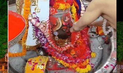 महाकाल की नगरी में अबीर-गुलाल की धूम, पंडे-पुजारियों ने भक्तों के साथ मनाया उत्सव