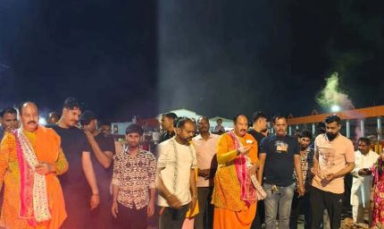 कुबेरेश्वर धाम में पं. प्रदीप मिश्रा ने किया होलिका दहन, शहरभर में सौ से अधिक होलिकाओं का जलना