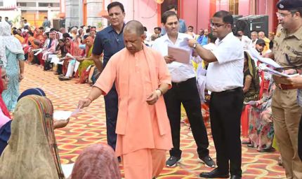 'इलाज कराइए, पैसा हमारी सरकार देगी': जनता दर्शन में सीएम योगी ने की घोषणा