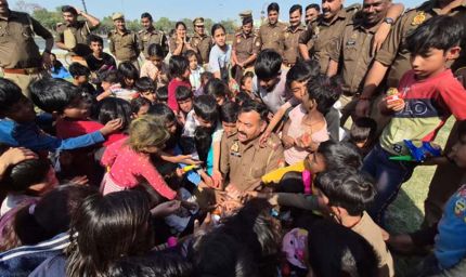 लखनऊ: पुलिस अधिकारियों ने गरीब बच्चों के साथ खेली होली, मासूमों को दिए उपहार