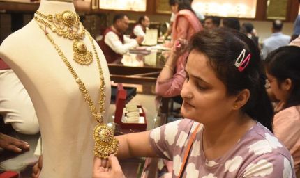 फिर बदले सोने के दाम, चांदी हुई सस्ती या महंगी? जानें भोपाल, दिल्ली और जयपुर के लेटेस्ट रेट
