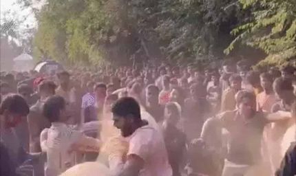 केंद्रीय विश्वविद्यालय में होली मिलन में भिड़े छात्र, तेज साउंड बजाने पर जमकर चले लात-घूंसे