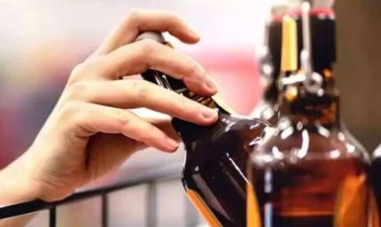 शराबियों के लिए खुशखबरी! होली पर दिल्ली में नहीं रहेगा ड्राई डे, 4 मार्च को खुलेंगी शराब की दुकानें