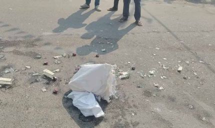 बेगूसराय में शराबबंदी की खुली पोल: होली से पहले सड़क पर बिखरी शराब की बोतलें, बाइक सवार फरार