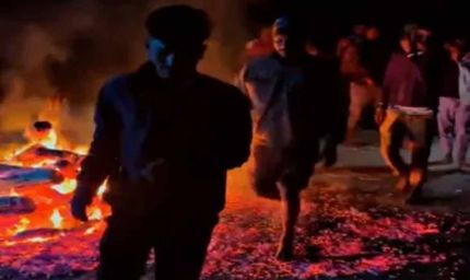 अंबिकापुर की अनोखी होली: होलिका दहन के बाद दहकते अंगारों पर चलते हैं ग्रामीण, नहीं पड़ते छाले