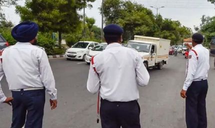 क्या पुरुष ट्रैफिक पुलिसकर्मी गाड़ी चला रही महिलाओं को नहीं रोक सकते?