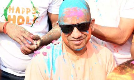 होलिका भस्म की पूजा कर सीएम योगी ने मनाई होली